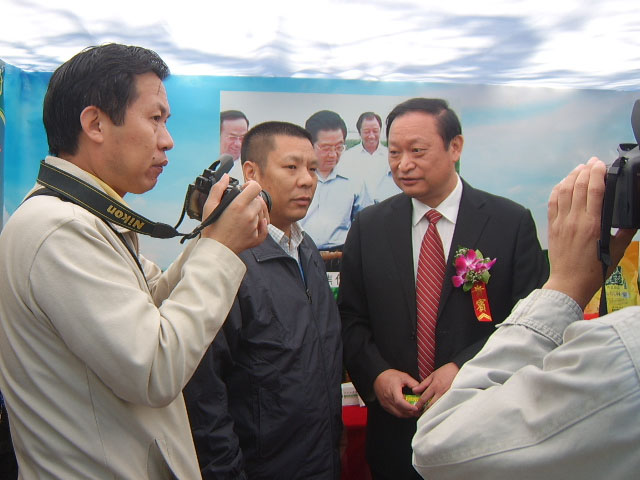 國家衛(wèi)生部副部長王國強(qiáng)與付國福董事長親切合影