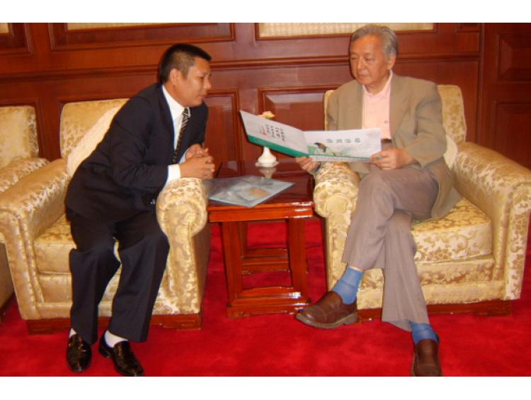 國(guó)家外國(guó)專(zhuān)家局局長(zhǎng)馬俊如在聽(tīng)取付國(guó)福董事長(zhǎng)做匯報(bào)