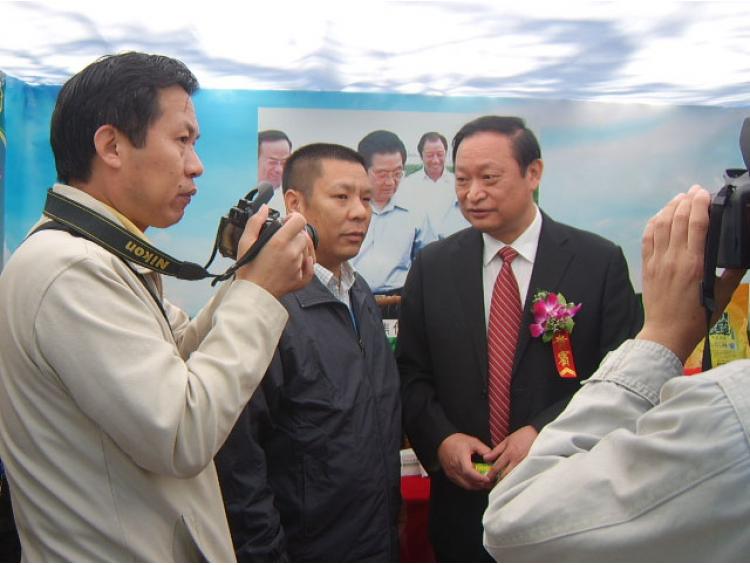 國(guó)家衛(wèi)生部副部長(zhǎng)王國(guó)強(qiáng)與付國(guó)福董事長(zhǎng)親切合影